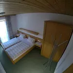 Gastehaus Reichle 招待所 4*